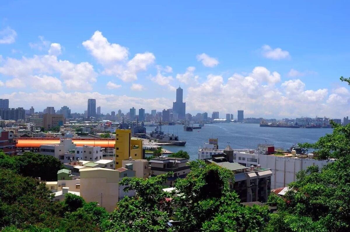 夕阳下的古街倩影,台湾某古厝前的演员凝望远方